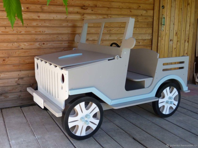Деревянный детский автомобиль