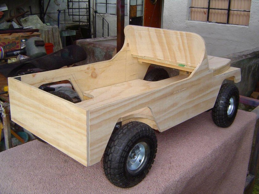 Педальный автомобиль из дерева