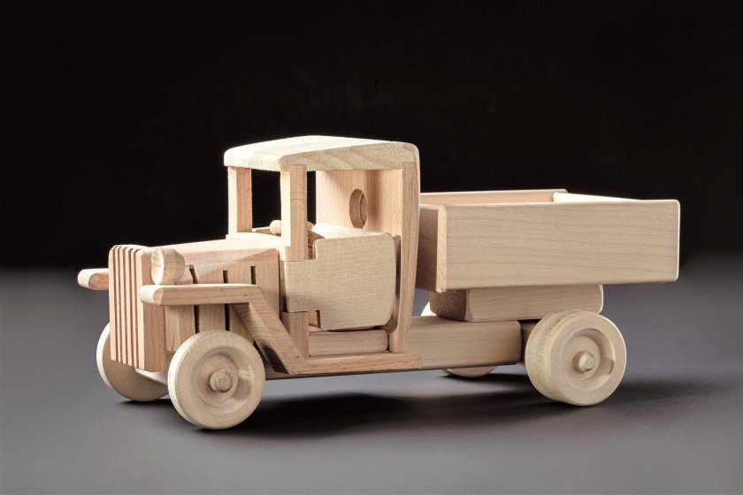 Машина из дерева
