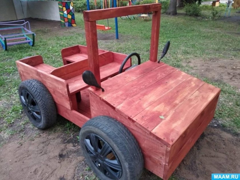Деревянная машина для детской площадки