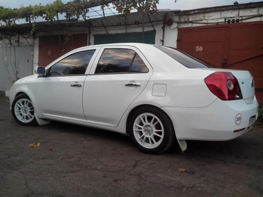 Джили МК седан белый