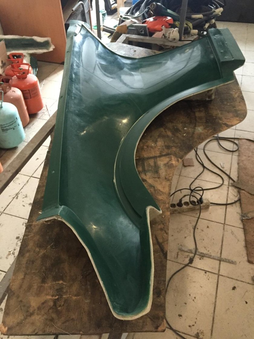 Матрица для крыла автомобиля