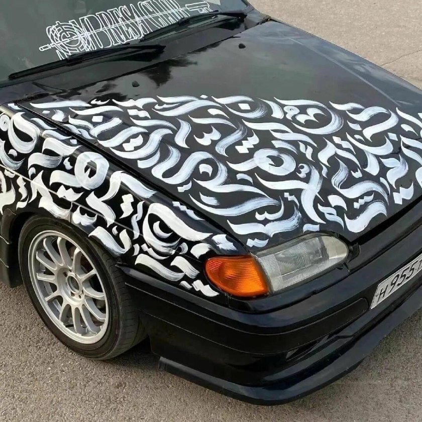 ВАЗ 2112 С наклейкой 12 на капоте