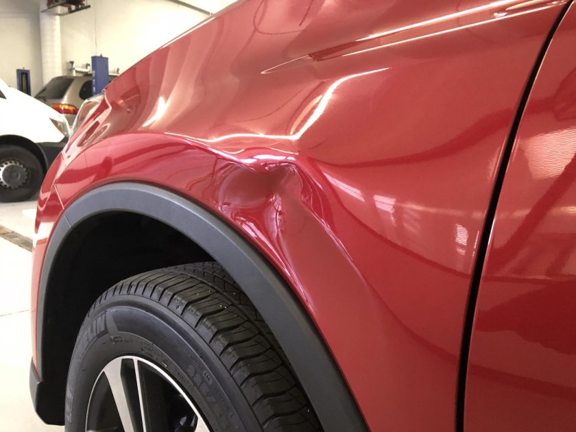 Вмятина на крыле автомобиля