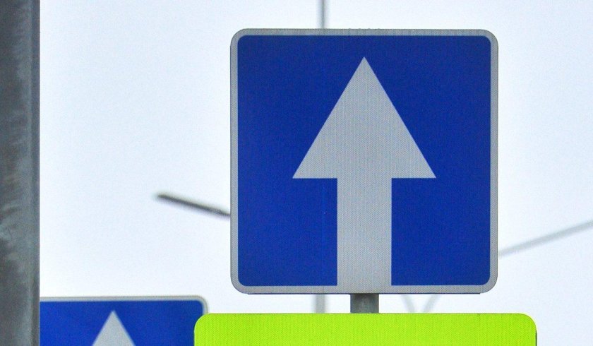 Знак дорога с односторонним движением