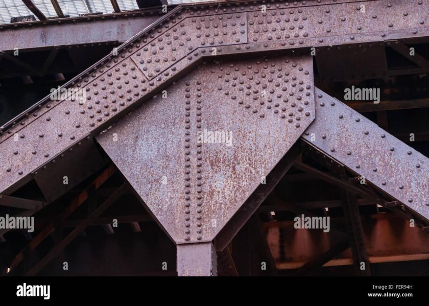 Металлические балки с заклепками