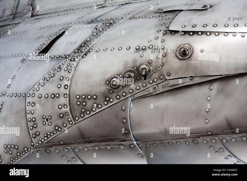 Металл с заклепками