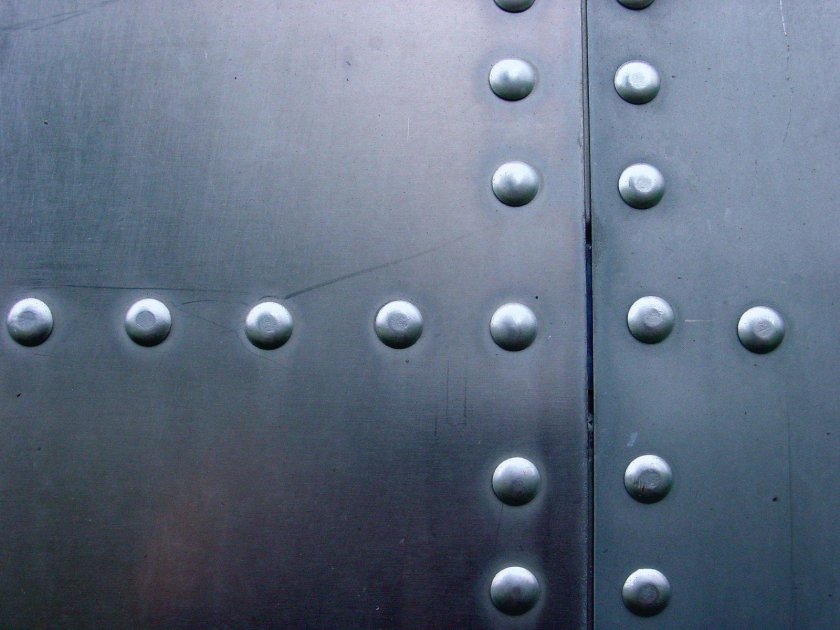 Металл с заклепками