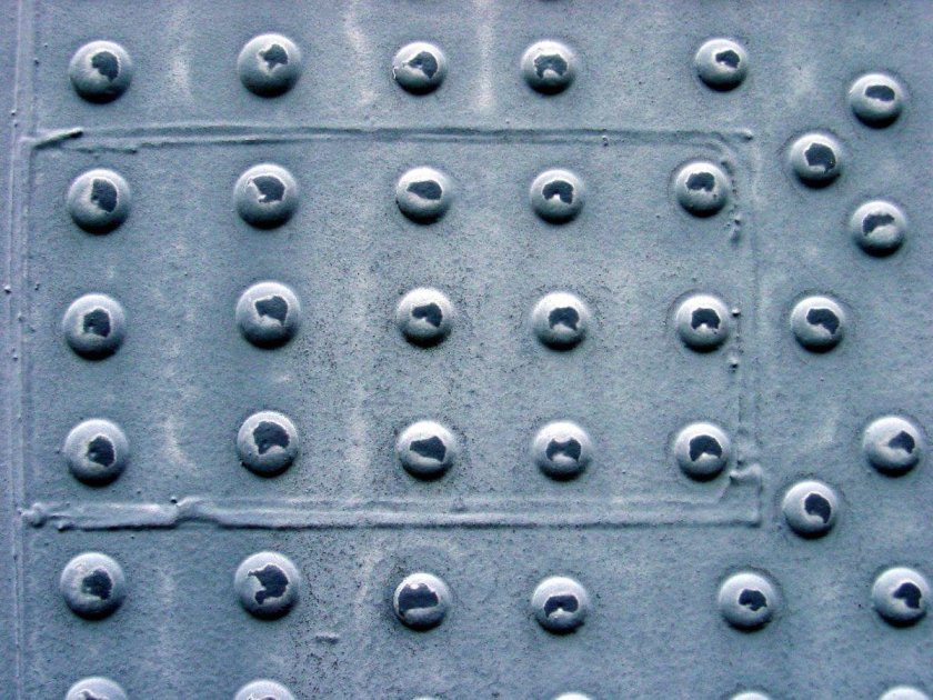 Металл с заклепками