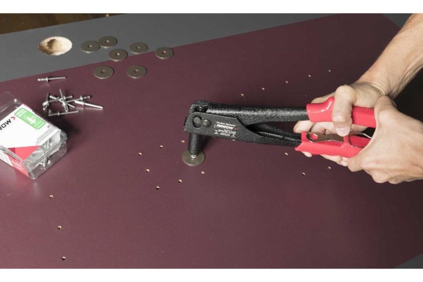 Клепать заклепки клепальником