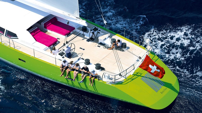 Черно-зеленая яхта