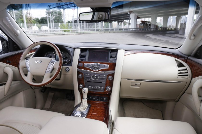 Infiniti qx80 белый салон