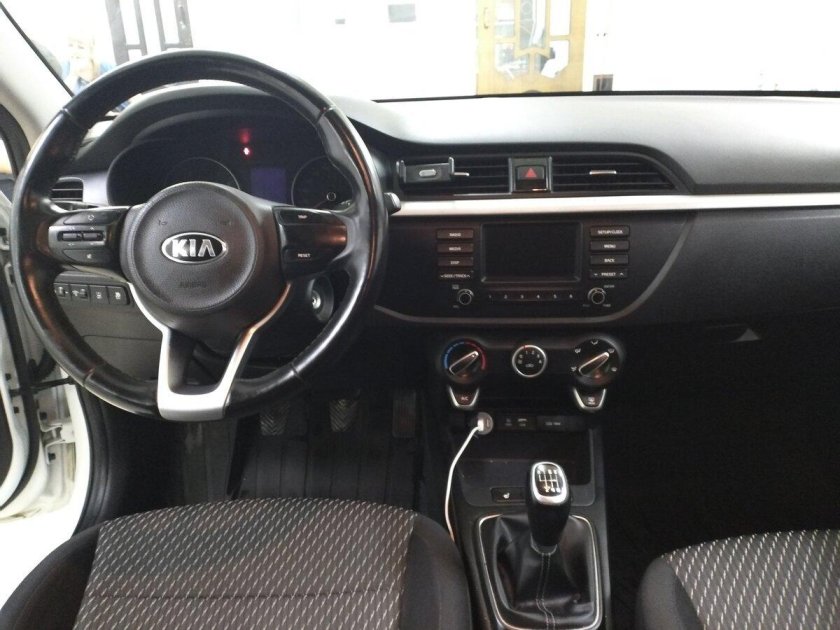 Kia Rio IV 2017 салон