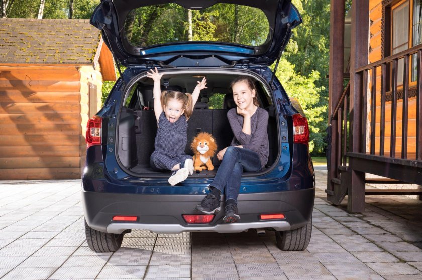 Автомобиль для семьи с двумя детьми