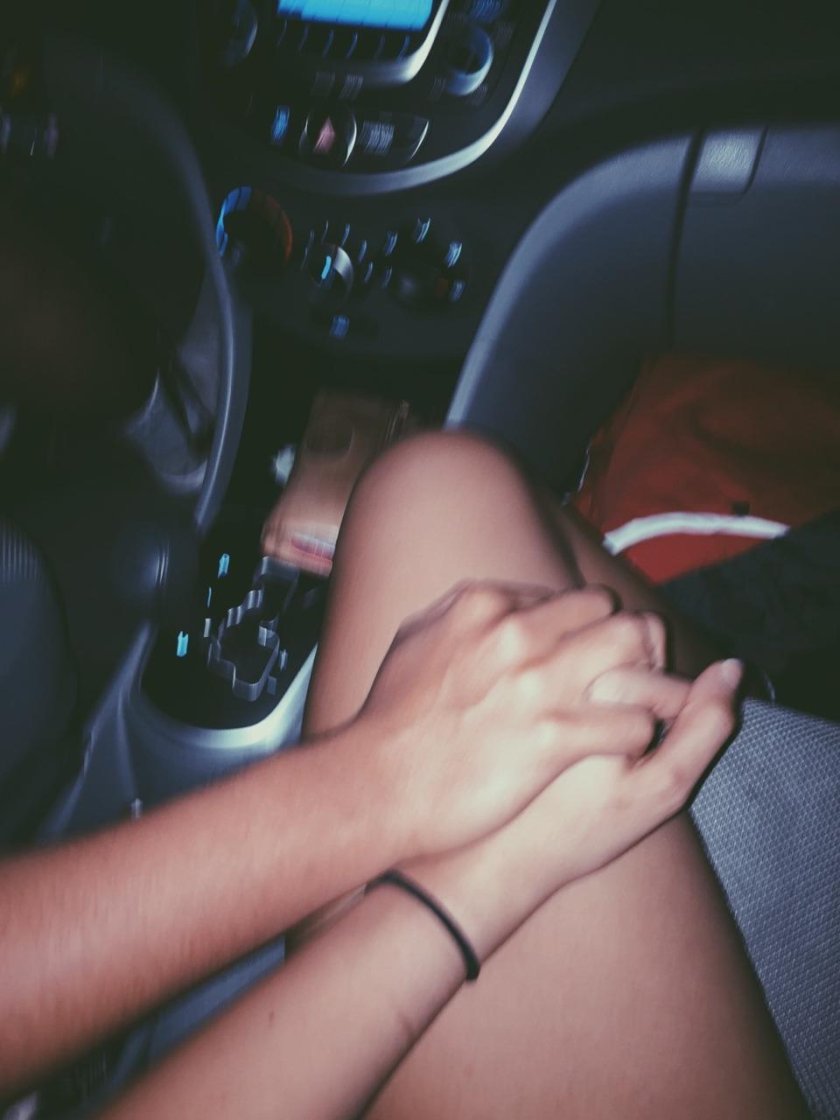 Парень с девушкой в машине без лица