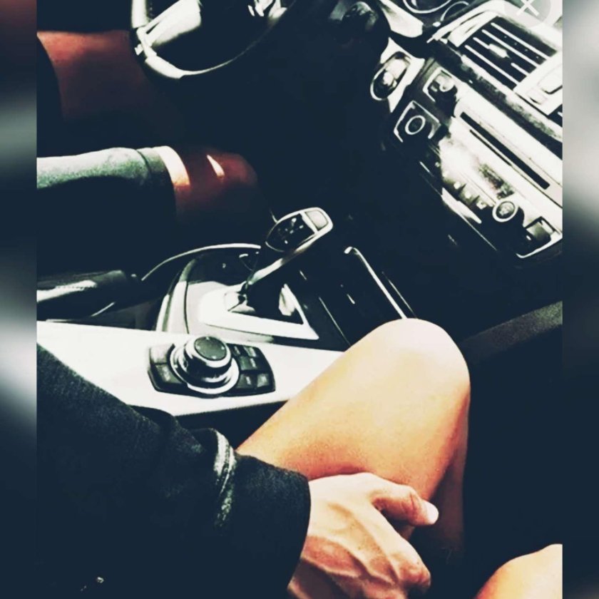 Рука в руке в авто