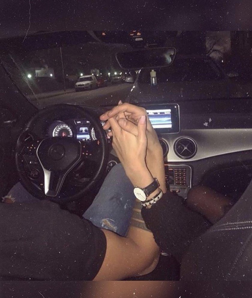 Парень с девушкой в мерсе