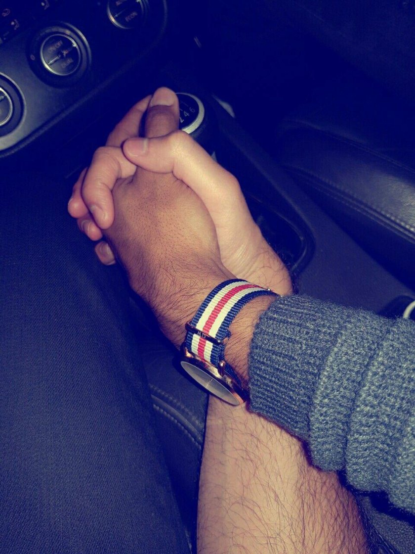 Руки влюбленных в машине