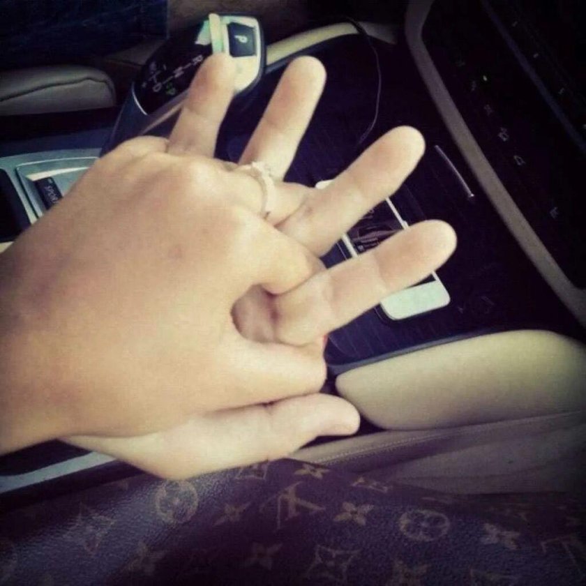 Рука в руке в машине
