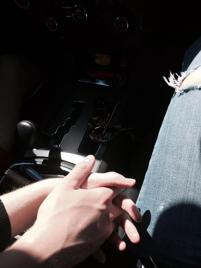 Руки влюбленных в машине