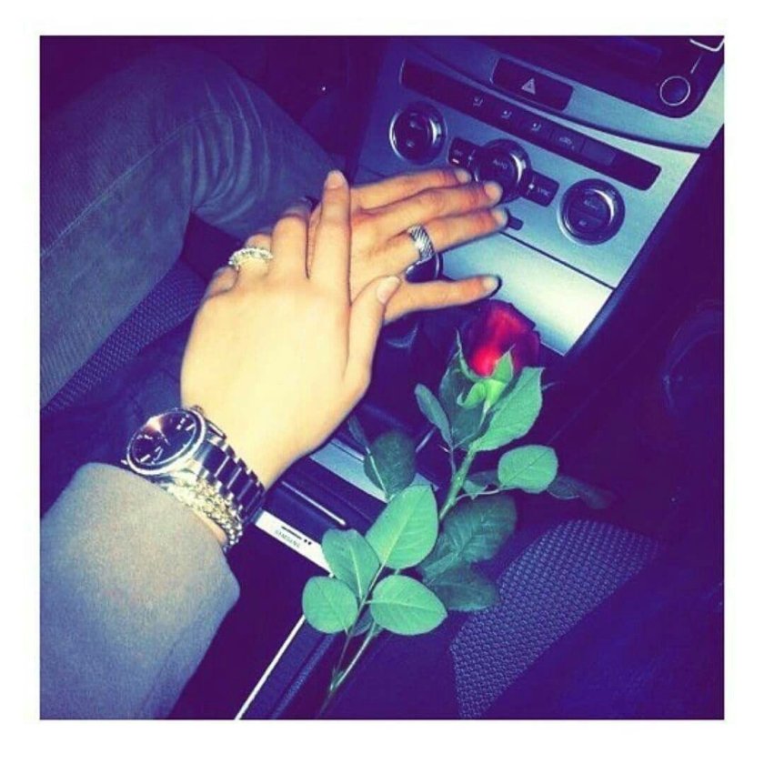 Руки в машине с цветами