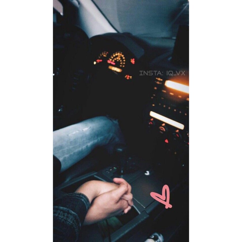 Девушка в машине ночью