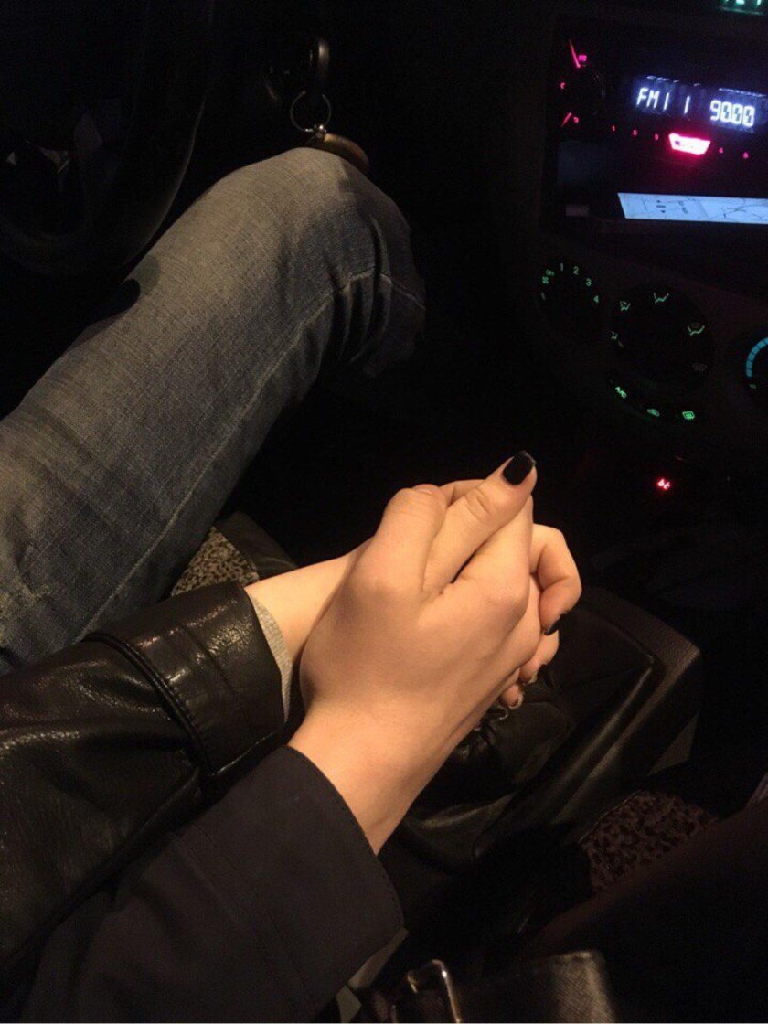 Парень с девушкой в машине ночью