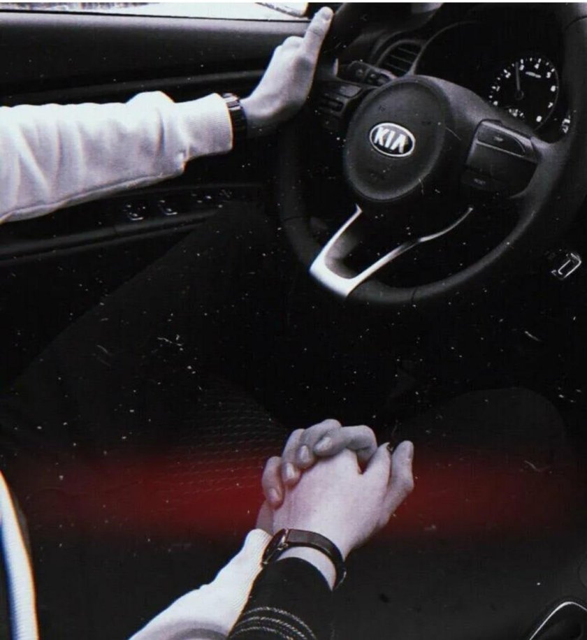 Парень с девушкой в машине