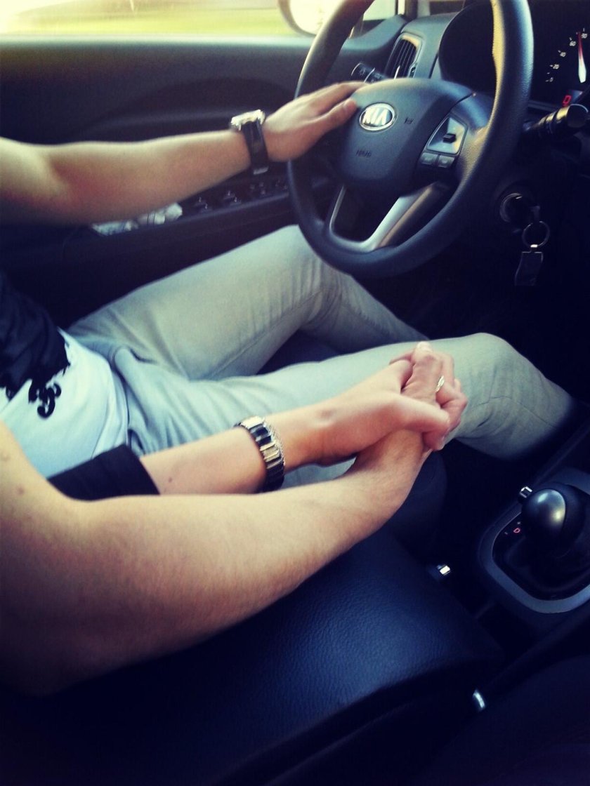 В машине за руки