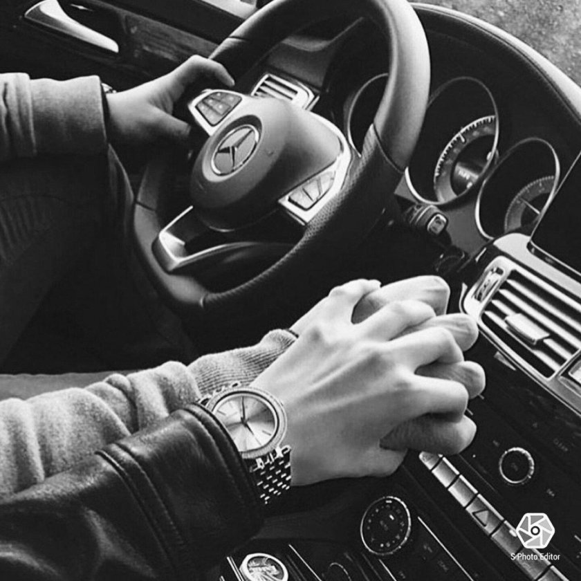 Рука в руке за рулем