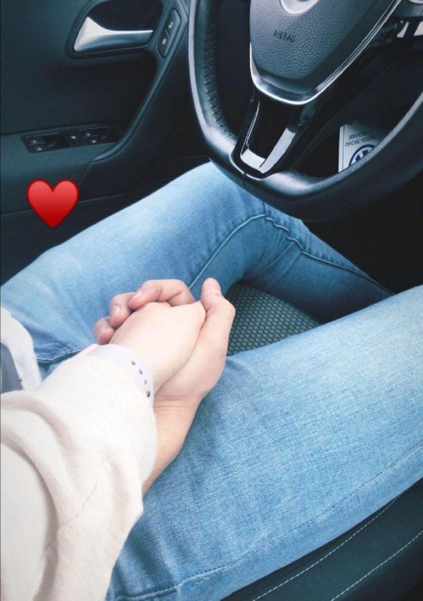 Рука в руке в машине