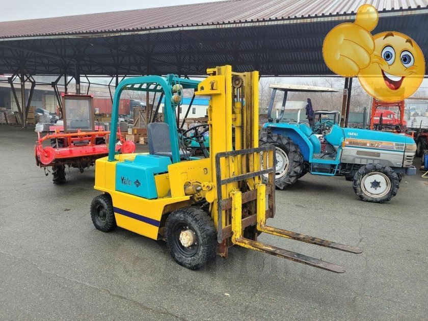 Вилочный погрузчик желтый