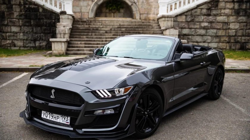 Форд Мустанг серый