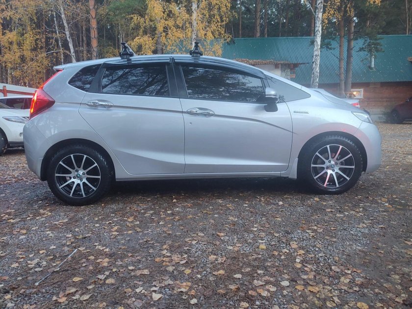 Диаметр колес на Fit Shuttle