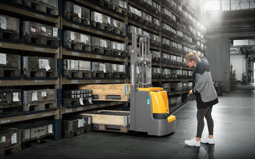 Поводковый штабелер