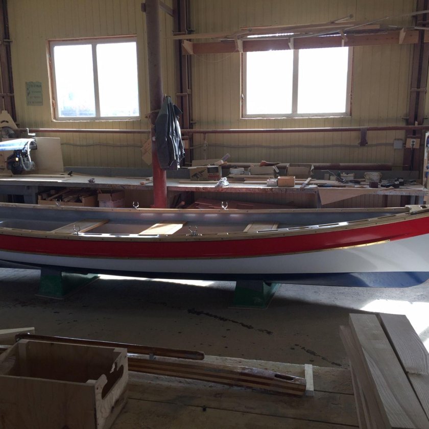 Деревянная гребная лодка