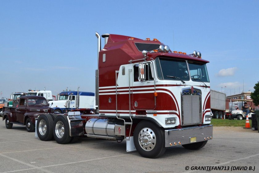 Тягач Кенворт к100