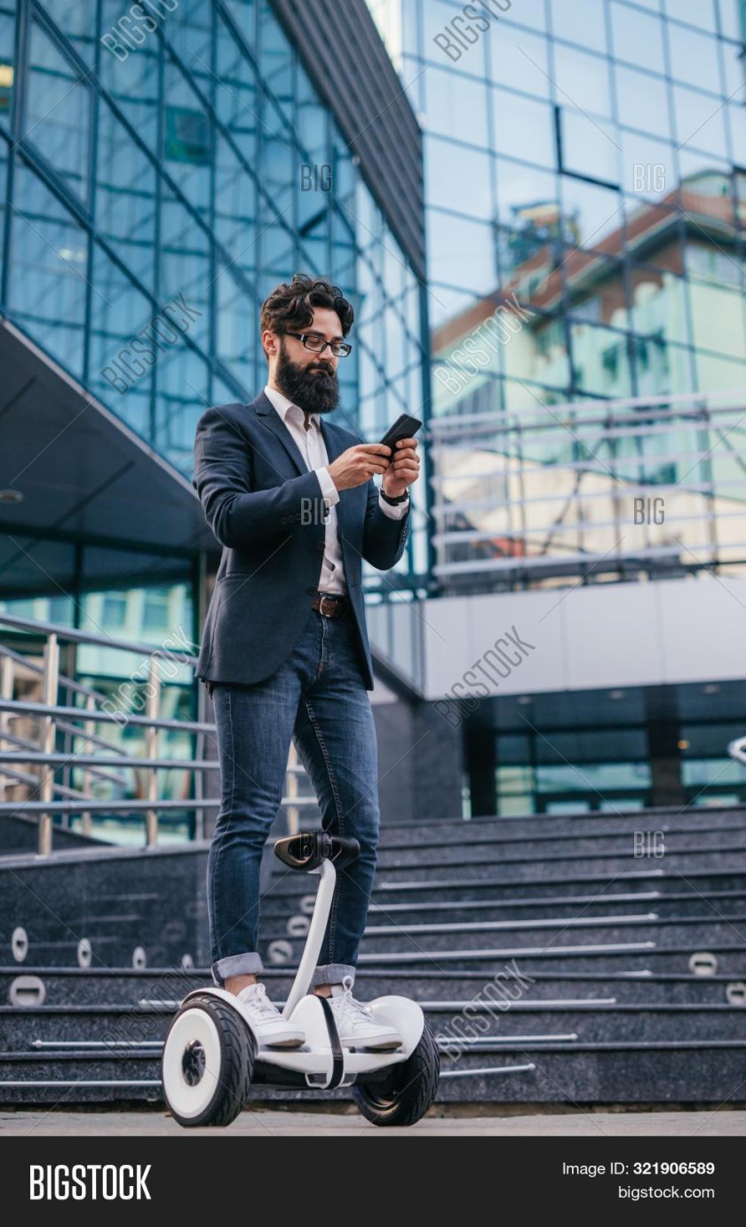 Мужчина на гироскутере