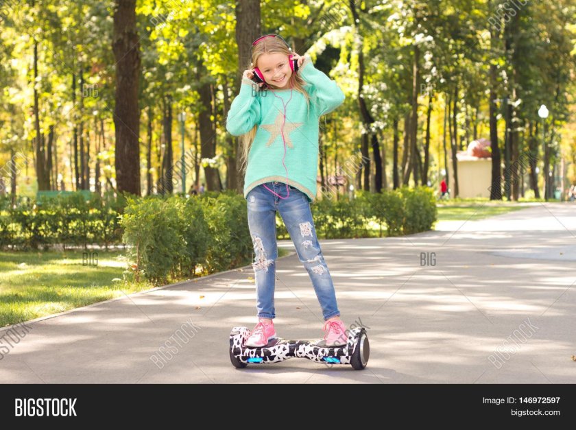 Девушка на гироскутере