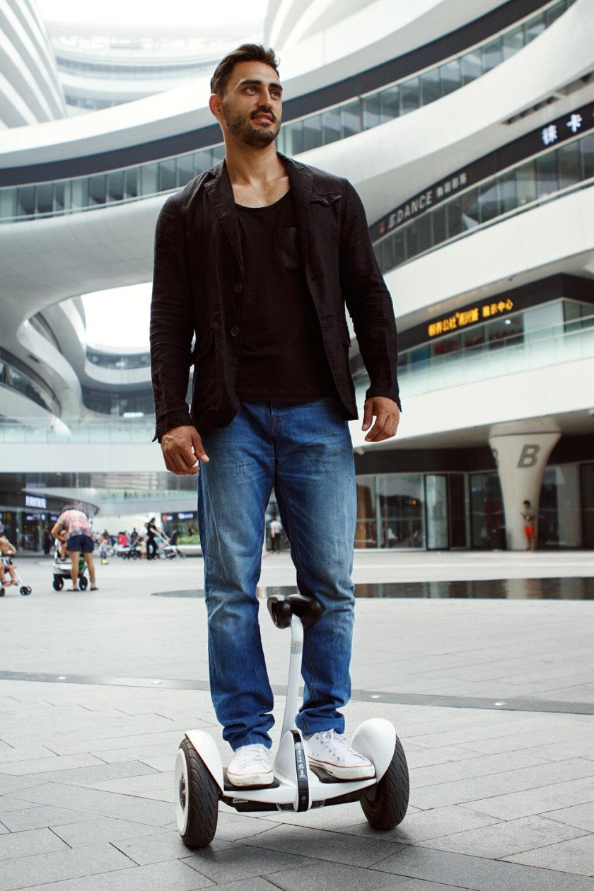 Парень на гироскутере