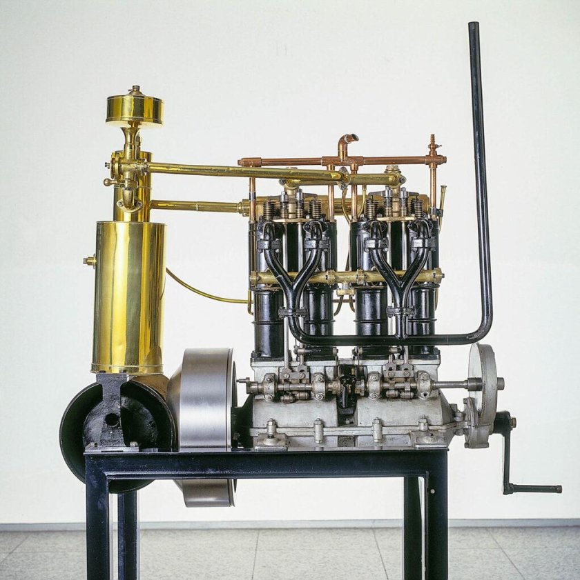 Первый бензиновый двигатель Готлиб Даймлер