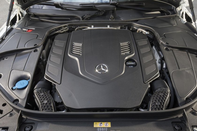 Моторный отсек Мерседес Бенц s400
