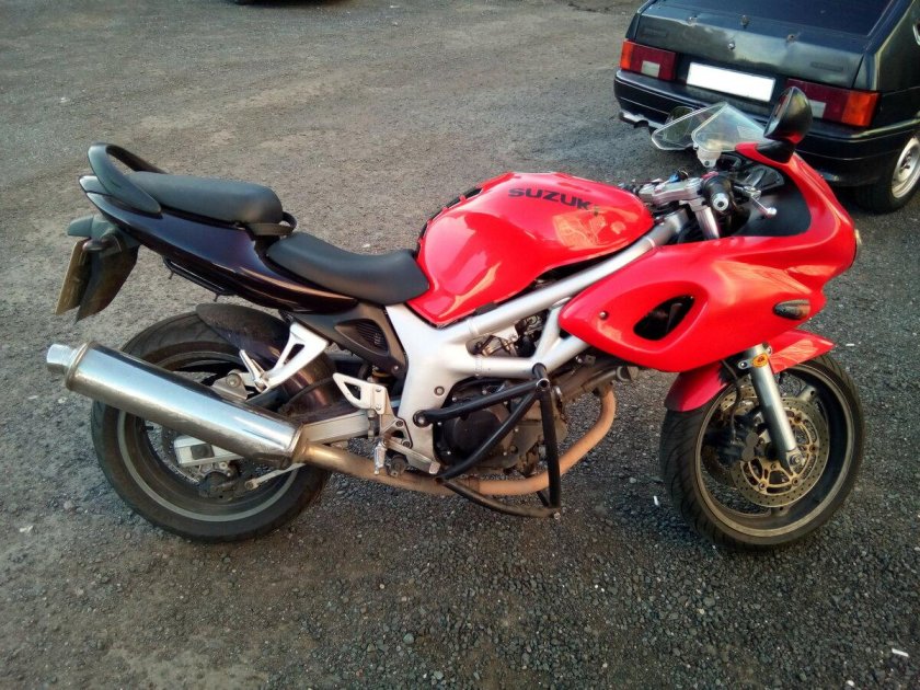 Suzuki SV 400 S красного цвета