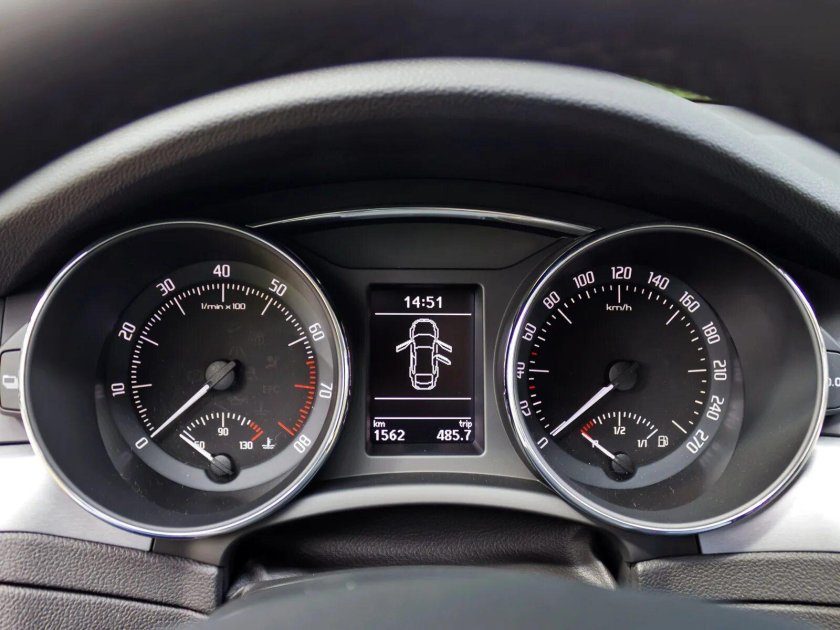 Приборная панель Шкода Суперб 1