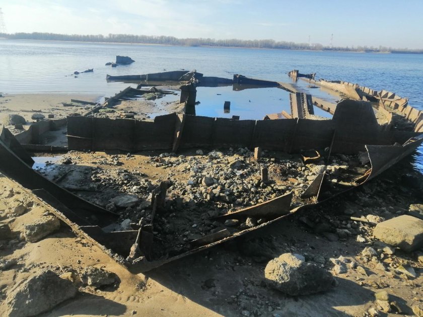 Затонувшая баржа Спартановка