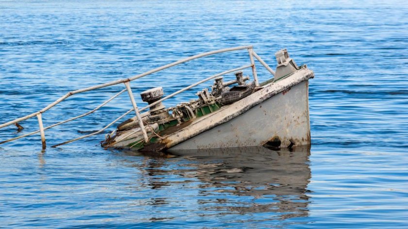 Затонувшая лодка