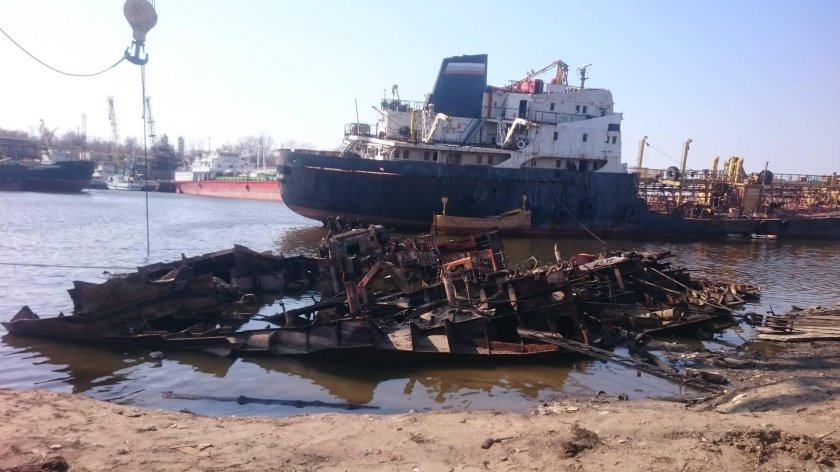 Затонувшие баржи в Новосибирске