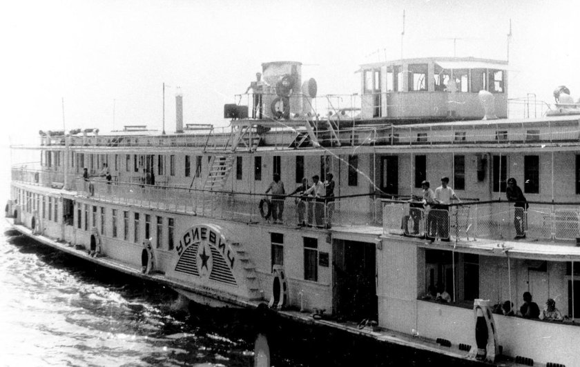 Пароход Усиевич на Волге
