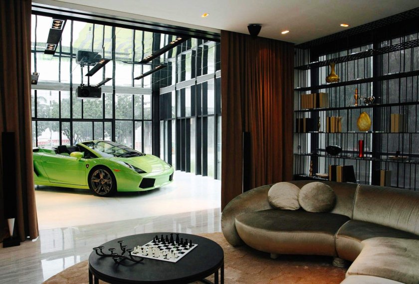 Автомобиль в квартире