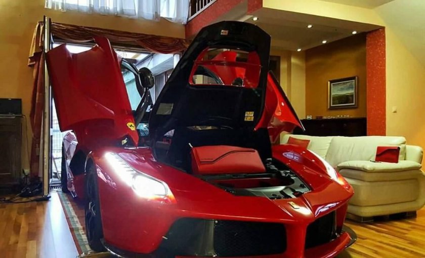Феррари внутри дома
